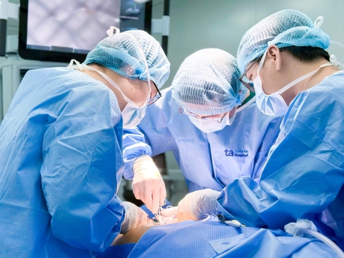Các bác sĩ đang cắt đoạn đại tràng cho Minh. Ảnh: Bệnh viện Đa khoa Tâm Anh