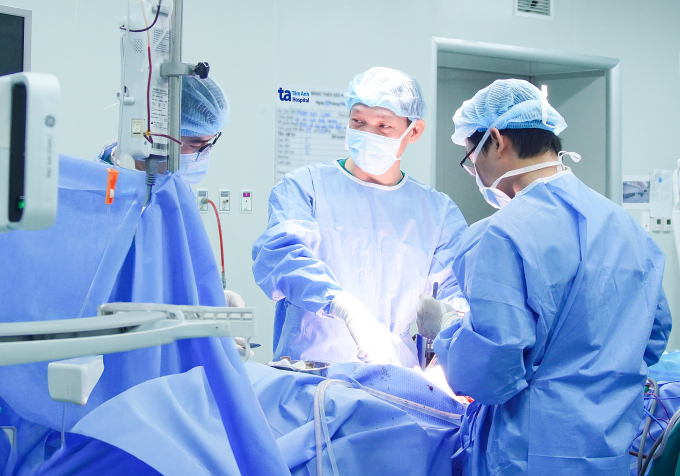 Êkip sử dụng robot Da Vinci Xi phẫu thuật cắt bỏ khối u và một phần bàng quang cho bà Huệ. Ảnh: Bệnh viện Đa khoa Tâm Anh