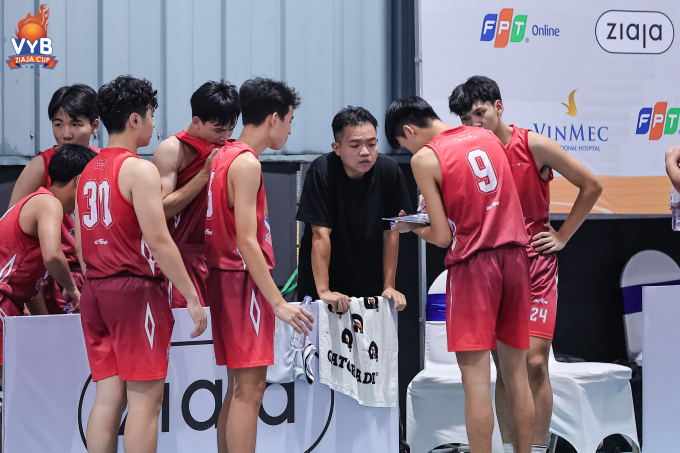 Đội bóng rổ nam THPT Cầu Giấy bàn chiến thuật trong thời gian nghỉ giữa hiệp của một trận đấu. Ảnh: VYB