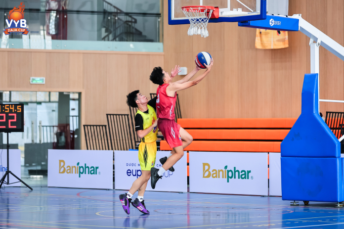 Tiến Minh (số 5, đỏ) lên rổ trong trận bán kết Giải bóng rổ Trẻ VnExpress, tại Cung Thiếu nhi Hà Nội cơ sở 2 hôm 30/11. Ảnh: VYB