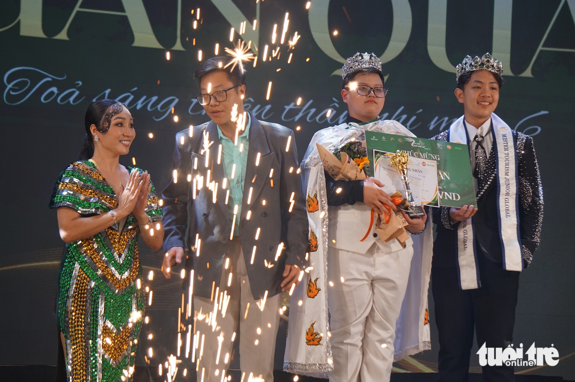 Cậu bé mồ côi cha giành quán quân cuộc thi Tỏa sáng thiên thần nhí - Ảnh 1.