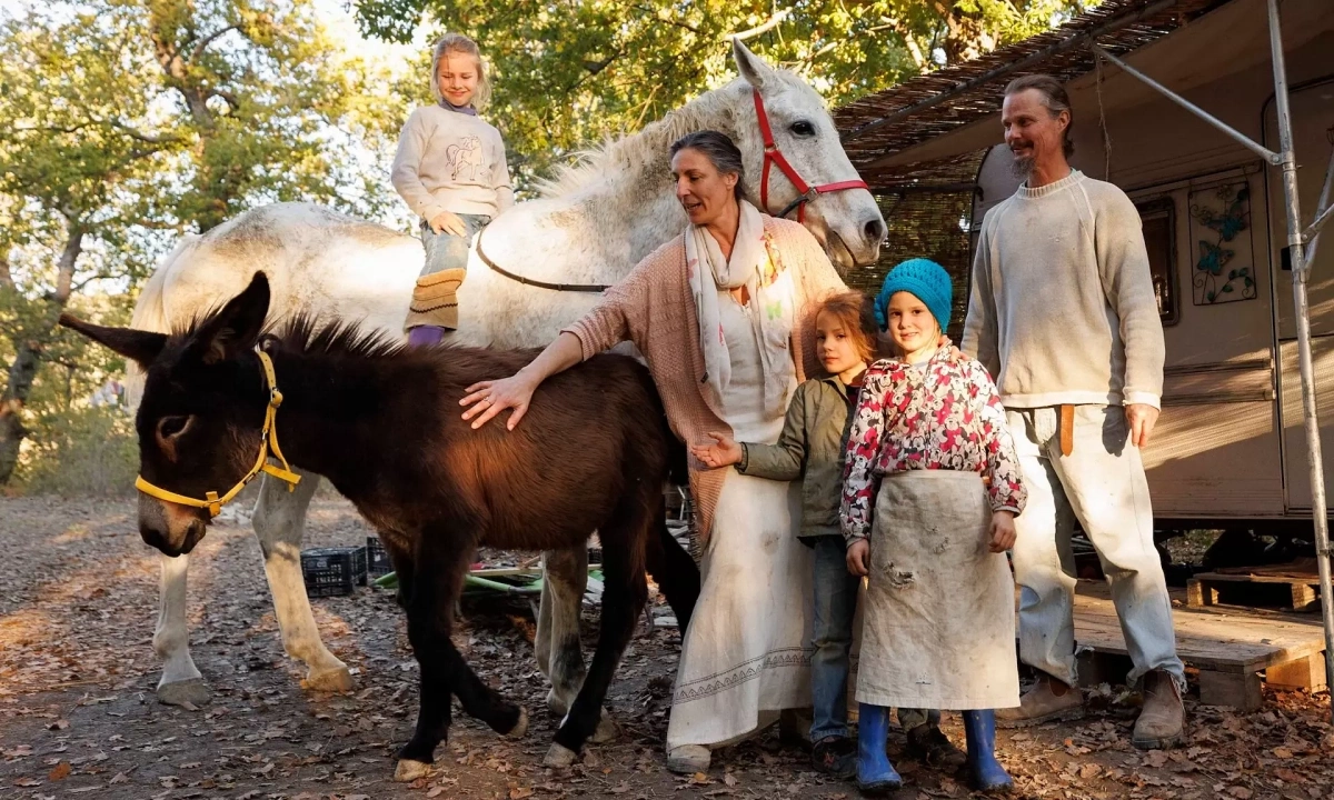 Cha me bi toa tuoc quyen nuoi 3 con vi.webp