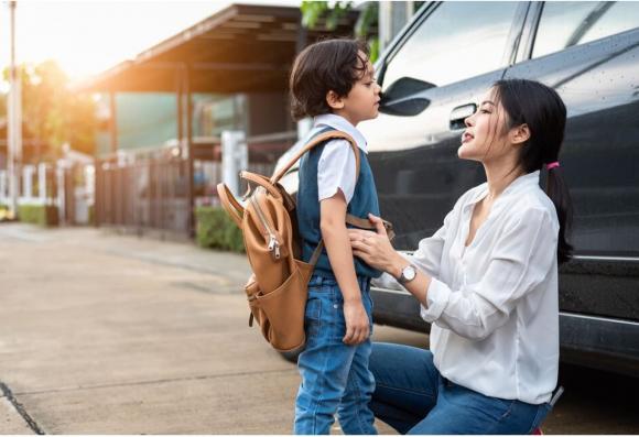 cha-me-day-con-2-ngoisaovn-w1324-h908 1 dạy con giữ giới hạn khi giúp người, dạy con biết bảo vệ bản thân