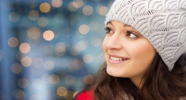 Một cách chăm sóc tóc mùa đông cực đơn giản nhưng nhiều người bỏ qua là che chắn mái tóc cẩn thận khi ra ngoài.