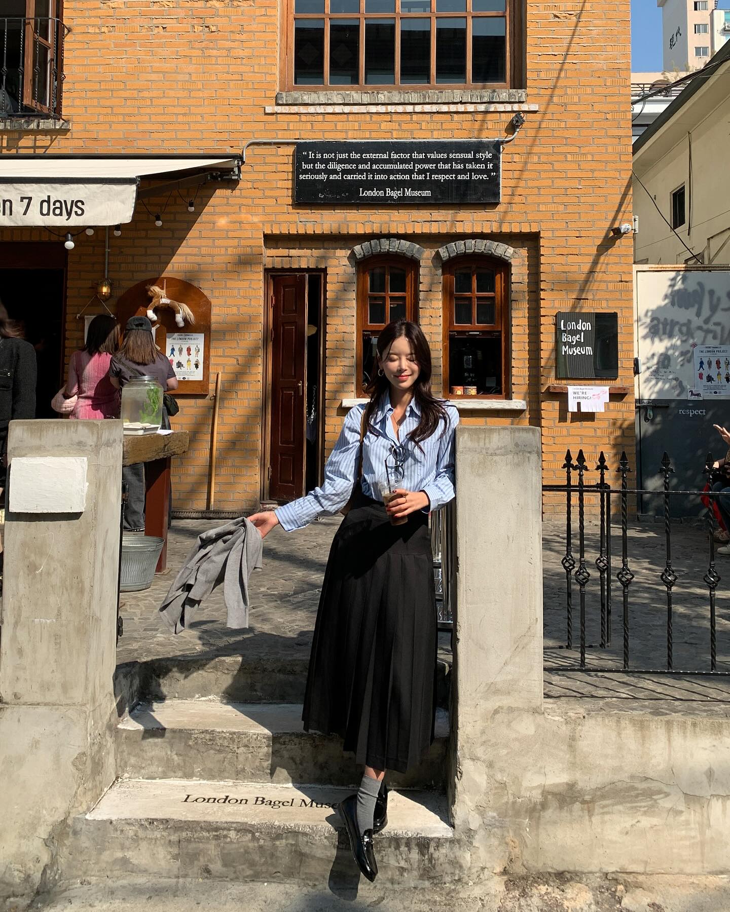 Chân váy chữ A che khuyết điểm đỉnh cao, mix với 5 mẫu áo này là phù hợp nhất- Ảnh 1.