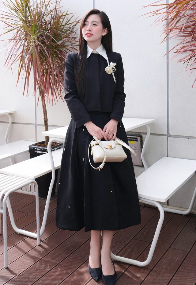 Chân váy dài phối áo khoác dáng ngắn, cặp đôi giúp nàng nổi bật cả ngày- Ảnh 1. Chân váy dài phối áo khoác dáng ngắn, cặp đôi giúp nàng nổi bật cả ngày- Ảnh 1.