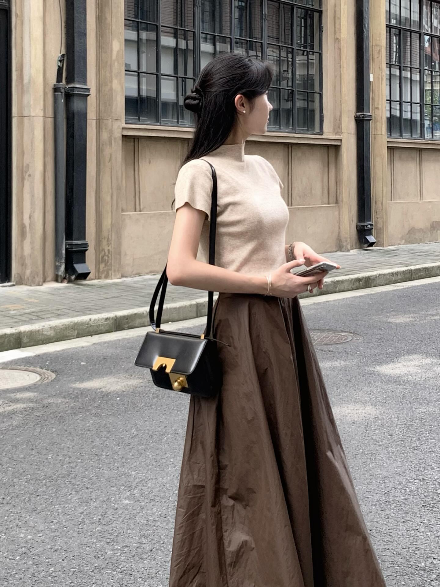 Chân váy mặc theo 5 công thức tối giản này là chuẩn đẹp và sang- Ảnh 1.