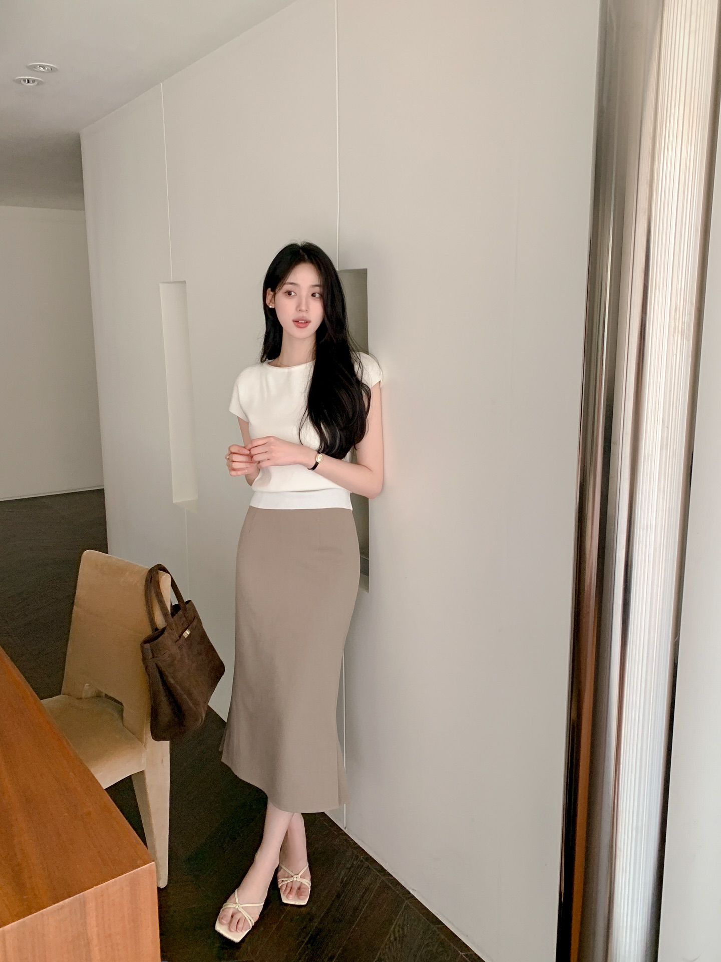 Chân váy sáng màu kết hợp 5 mẫu áo thời thượng không thể bỏ qua - Ảnh 4.