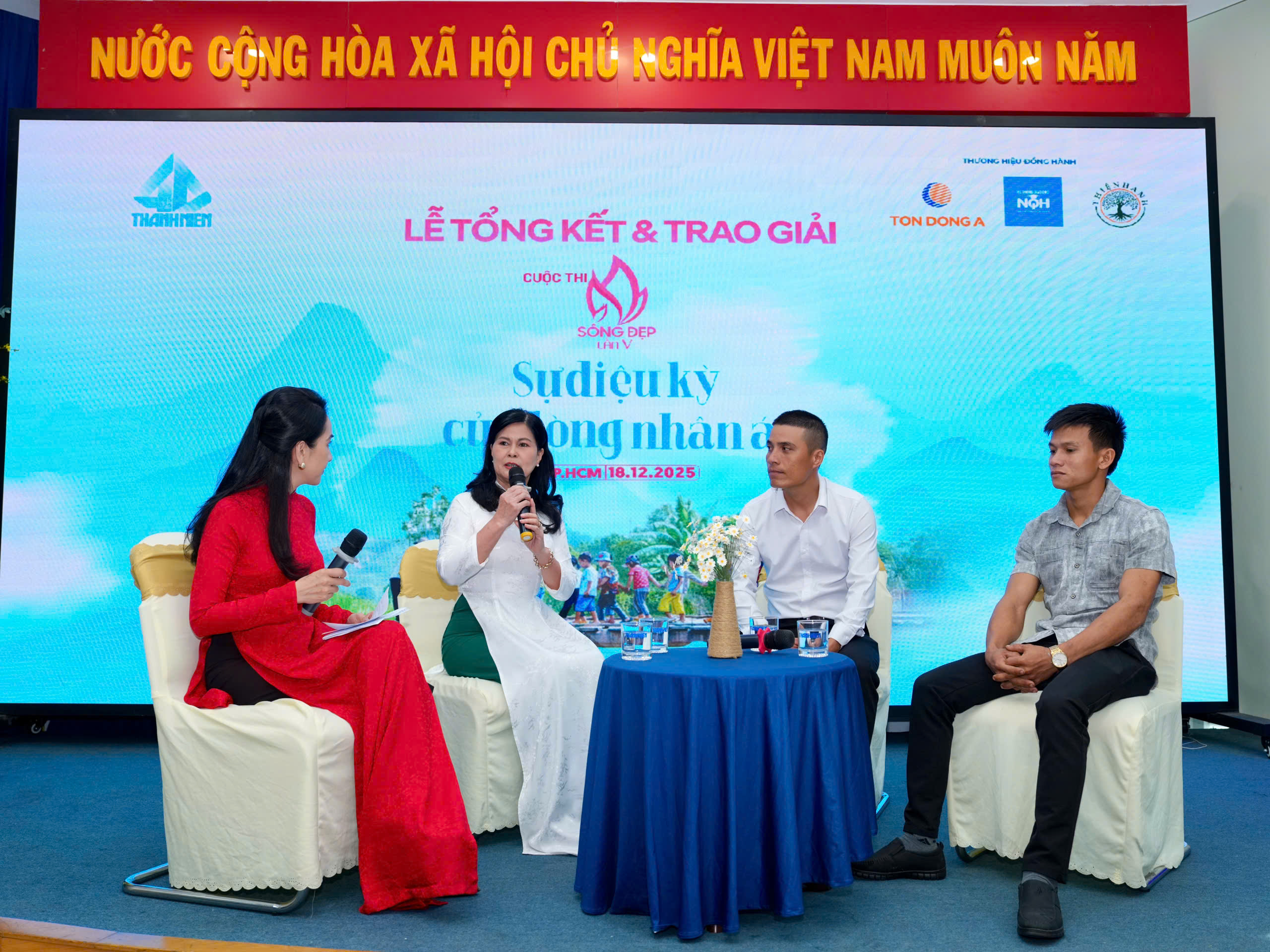 Chàng trai 29 tuổi xông pha cứu người trong lũ dữ truyền cảm hứng 'sống đẹp'- Ảnh 1. Chàng trai 29 tuổi xông pha cứu người trong lũ dữ truyền cảm hứng 'sống đẹp'- Ảnh 1.