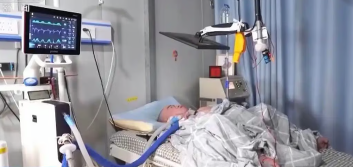 Chàng trai bại liệt sống nhờ máy thở, chỉ dùng 1 ngón tay tạo nên chuyện thần kỳ- Ảnh 1.