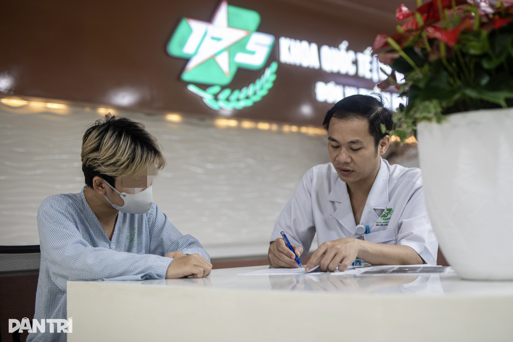 Chàng trai hiến gan cho giảng viên nguy kịch: Em chỉ biết phải cứu người - 1