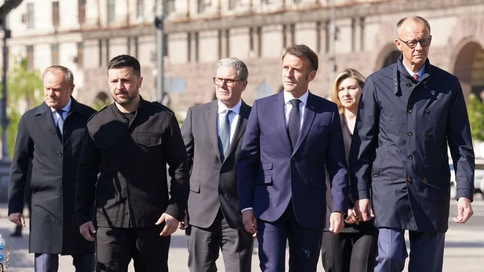 Tổng thống Ukraine Volodymyr Zelensky (thứ hai từ trái sang) cùng các lãnh đạo châu Âu tại thủ đô Kiev (Ukraine) hồi tháng 5. Ảnh: AFP Châu Âu chạy đua cứu Ukraine khỏi cảnh hết tiền