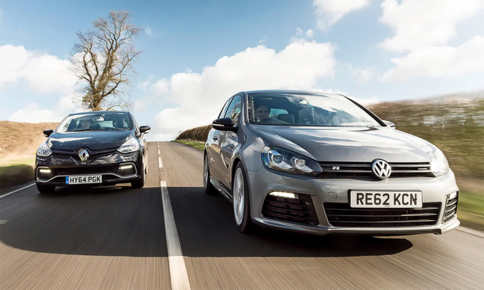Hai mẫu xe của hai thương hiệu ôtô châu Âu: Renault Clio RS 200 (trái) và Volkswagen Golf R. Ảnh: Car