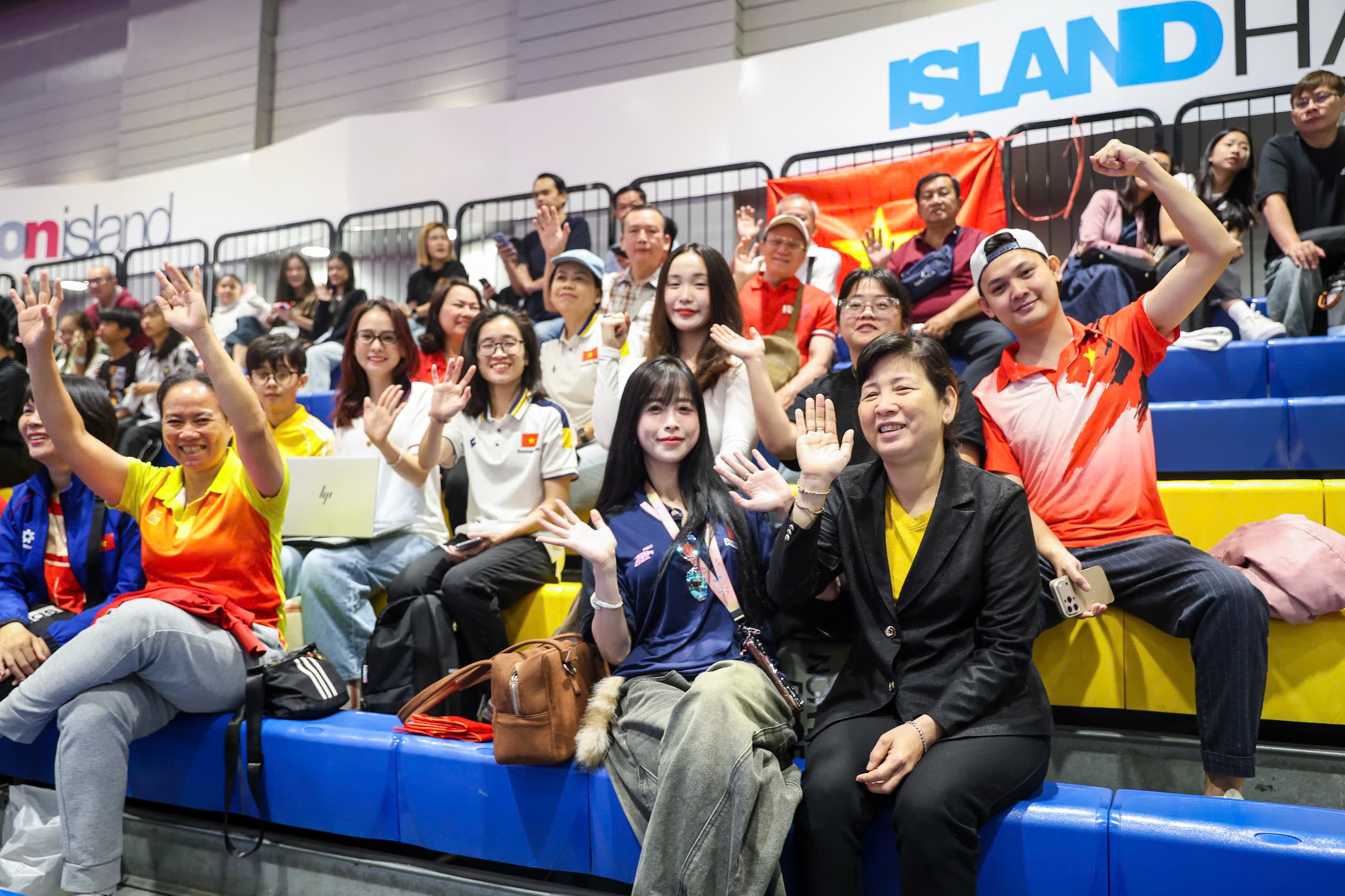 Châu Tuyết Vân đưa bố mẹ đến Bangkok cổ vũ taekwondo 'mở hàng' vàng SEA Games: Hồi hộp…- Ảnh 1. Châu Tuyết Vân đưa bố mẹ đến Bangkok cổ vũ taekwondo 'mở hàng' vàng SEA Games: Hồi hộp…- Ảnh 1.