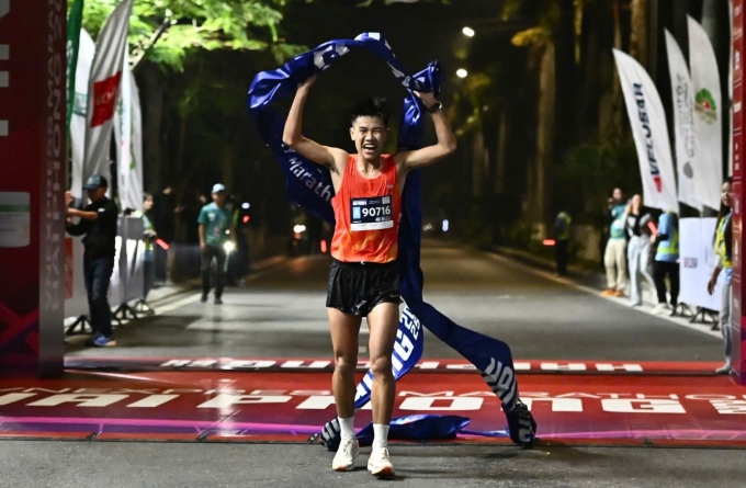 Hoàng Viết Vĩ Ly về nhất 42km VnExpress Marathon Hải Phòng 2025 với thời gian 2 tiếng 26 phút 44 giây. Ảnh: VnExpress Marathon
