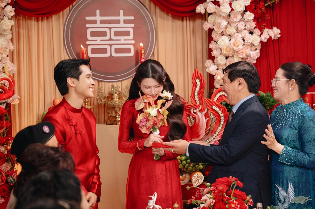 Cặp đôi hạnh phúc khi được bố mẹ trao quà cưới.