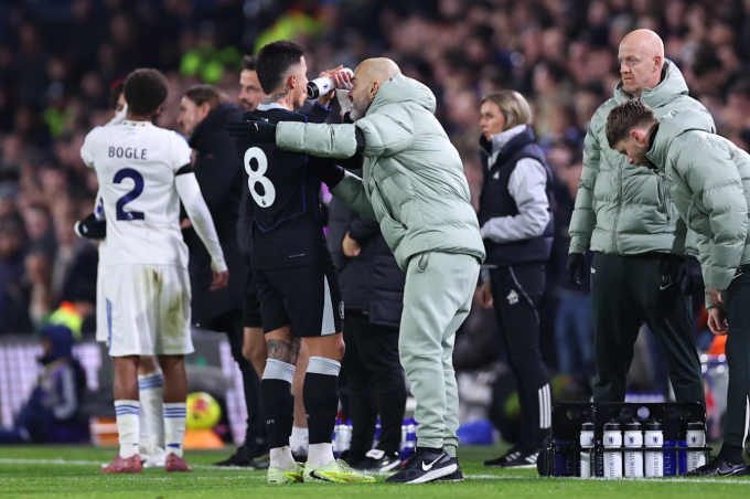 HLV Enzo Maresca nhắc nhở Enzo Fernandez trong trận Chelsea thua Leeds 1-3 ở vòng 14 Ngoại hạng Anh trên sân Elland Road, Leeds, West Yorkshire, Anh ngày 3/12/2025. Ảnh: Chelsea FC