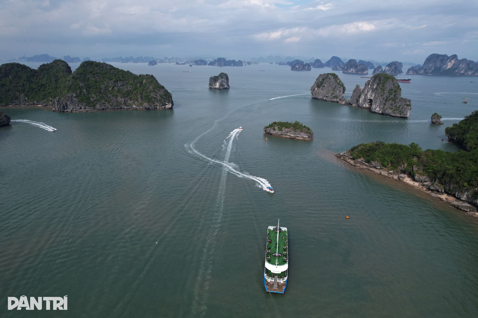 Chèo thuyền kayak qua Hang Luồn - điểm đến bí ẩn, hoang sơ ở Hạ Long - 1 Chèo thuyền kayak qua Hang Luồn - điểm đến bí ẩn, hoang sơ ở Hạ Long - 1