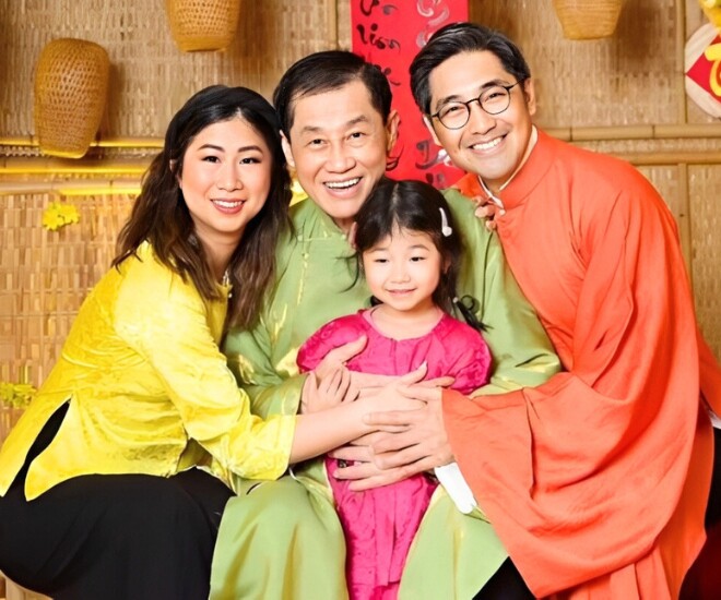 Stephanie Nguyễn (bìa trái) là một trong 8 người con của tỷ phú Johnathan Hạnh Nguyễn. 