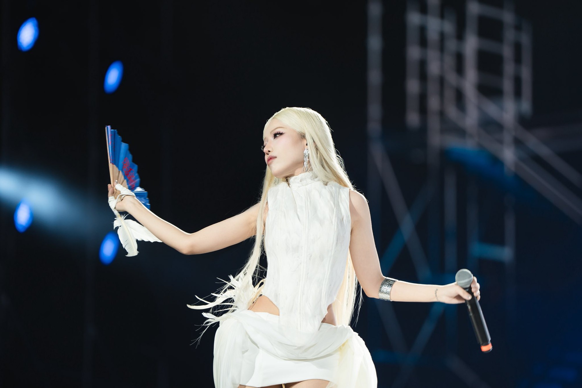 Nỗi lòng ca sĩ “chiêu trò” nhất Vbiz flop suốt 10 năm: Chỉ nặng 39kg, phải bán hàng online để xoay tiền làm album- Ảnh 1.