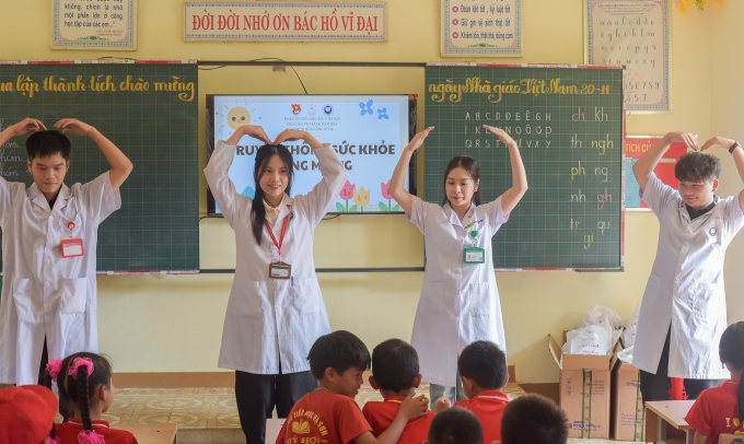 Sinh viên Đại học Y Hà Nội trong chương trình tình nguyện y học cộng đồng ở Nghệ An hồi tháng 11/2024. Ảnh: HMU Xpress