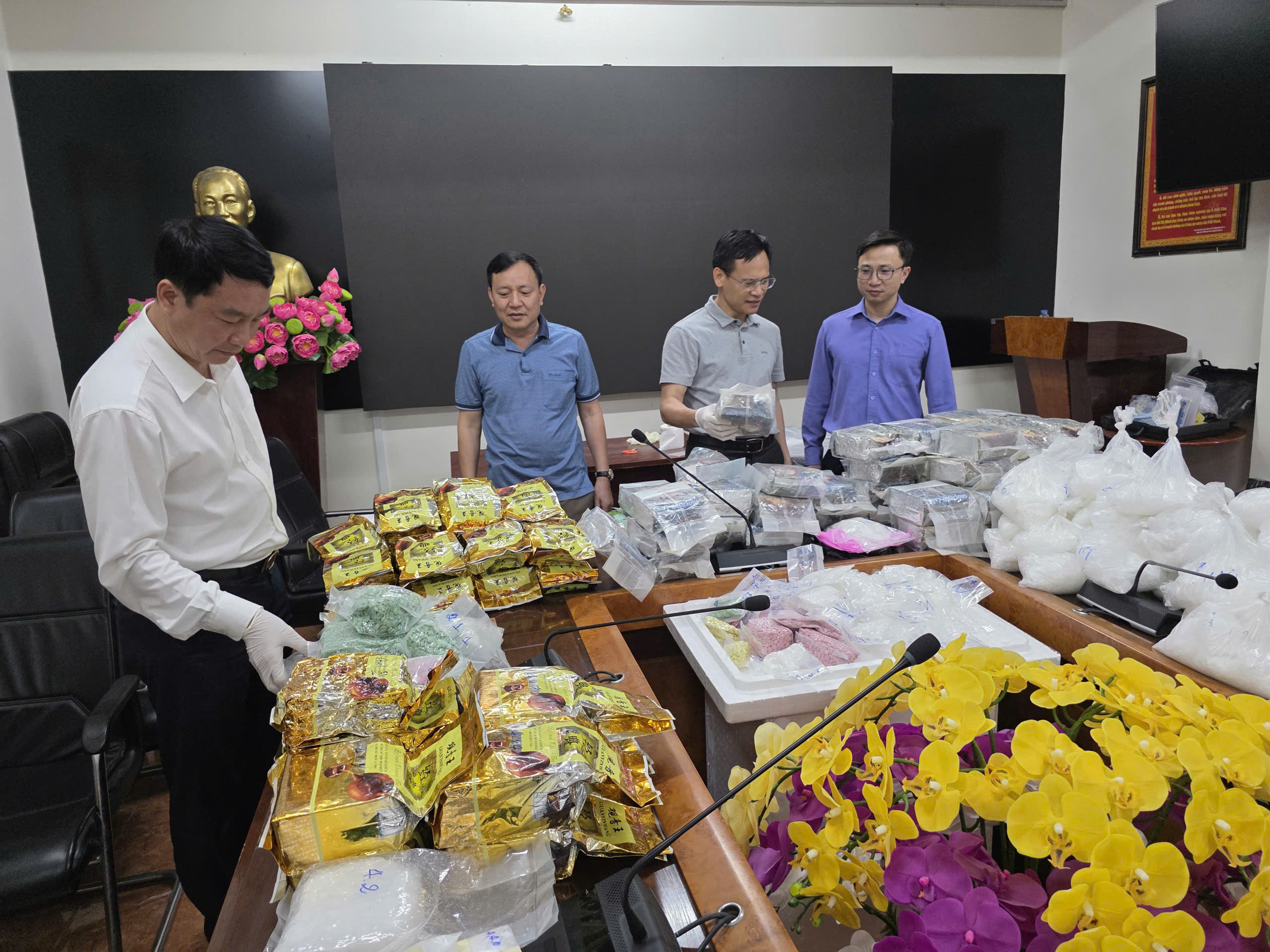 Chi tiết phá án đường dây ma túy xuyên quốc gia, giao dịch 1.500 tỉ đồng 1 Chi tiết phá án đường dây ma túy xuyên quốc gia, giao dịch 1.500 tỉ đồng - Ảnh 1.