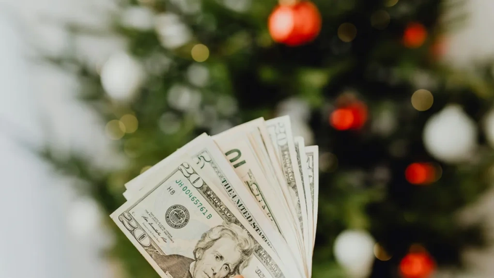 Chi tiêu dịp lễ: Những bẫy tài chính khiến bạn rỗng túi sang năm mới - 1