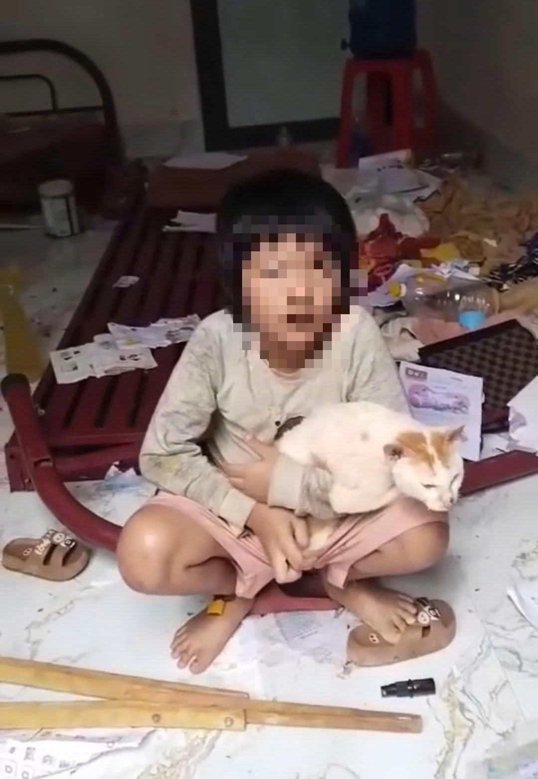 Chia sẻ nhói lòng của người dượng về 2 cháu bé bị xích, nhốt- Ảnh 1.