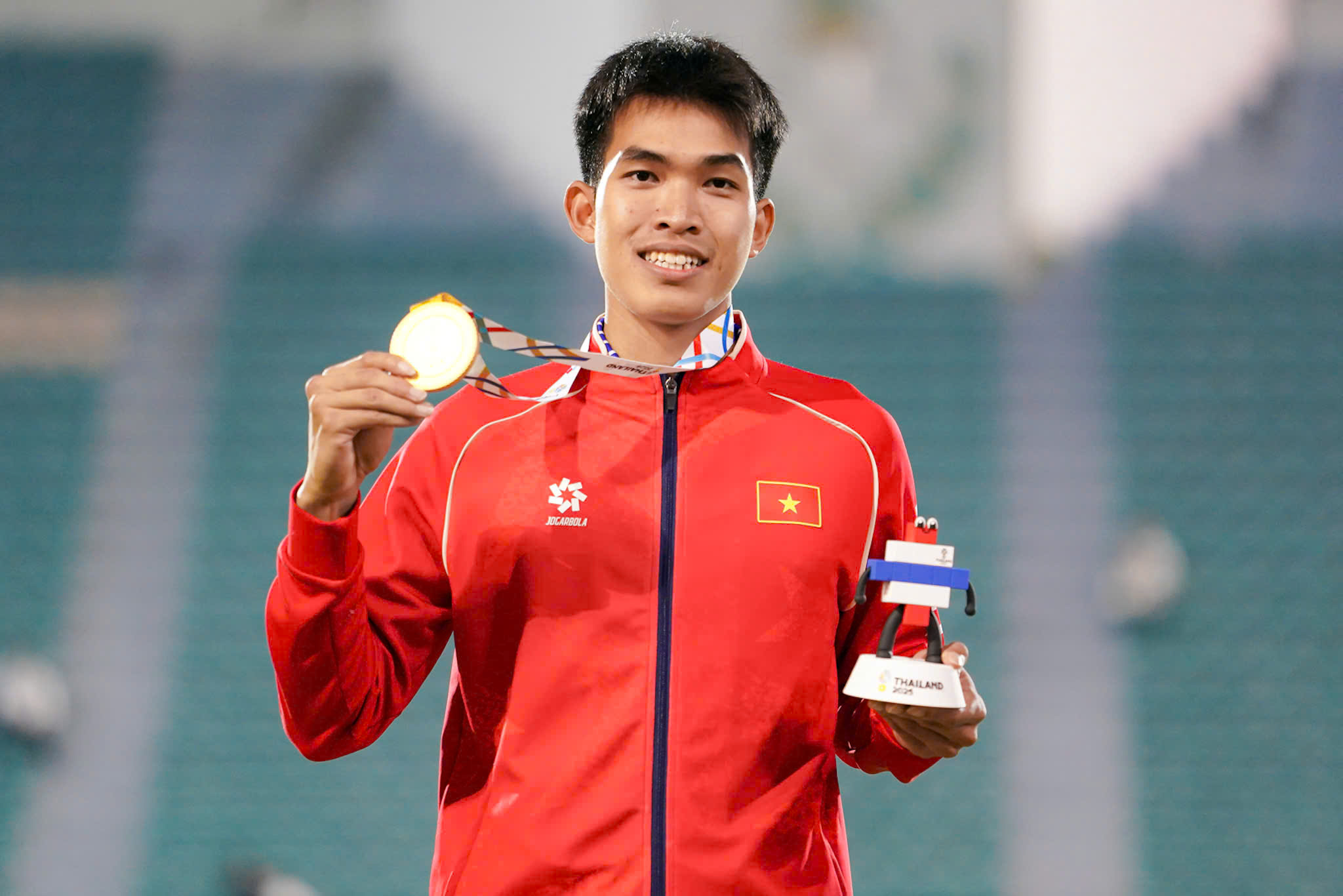 Chiếc huy chương vàng bất ngờ từ… hố cát 1 huy chương vàng - Ảnh 1.