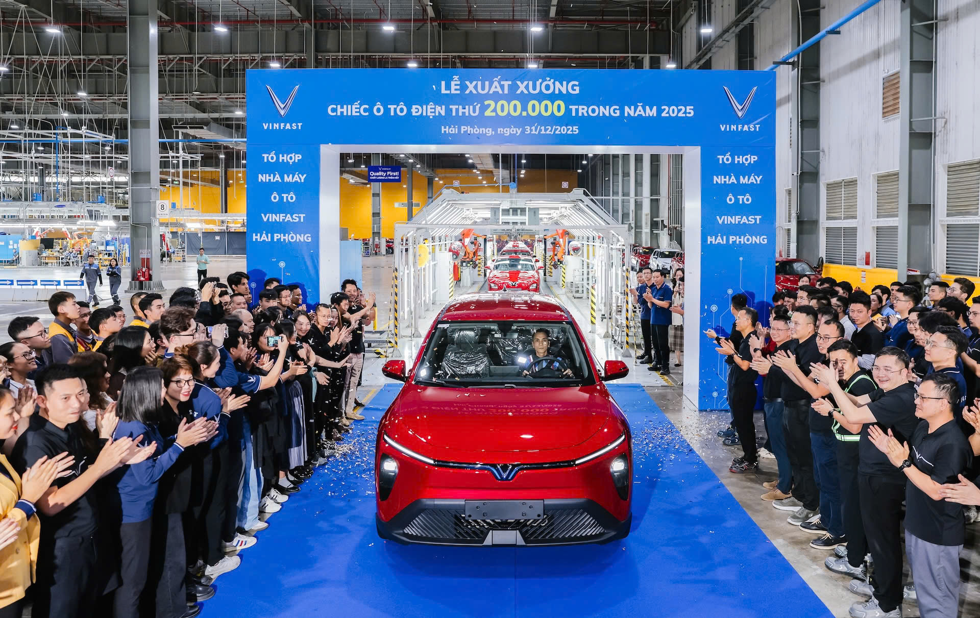 Chiếc xe thứ 200.000 chính thức lăn bánh từ nhà máy VinFast Hải Phòng- Ảnh 1.