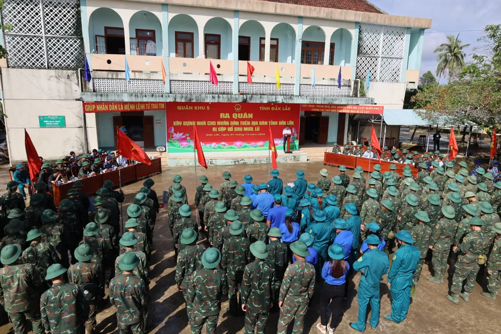 Lễ ra quân hỗ trợ xây dựng nhà ở cho các hộ dân bị sập đổ hoàn toàn sau mưa lũ. Ảnh: QK5 chien-dich-quang-trung.jpg