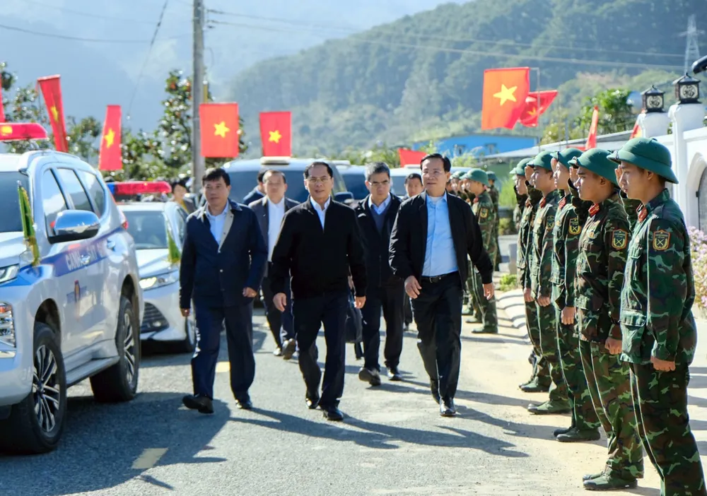 Phó Thủ tướng Chính phủ Bùi Thanh Sơn (giữa) tham dự lễ khởi công chiến dịch tại Lâm Đồng. chiến dịch Quang Trung