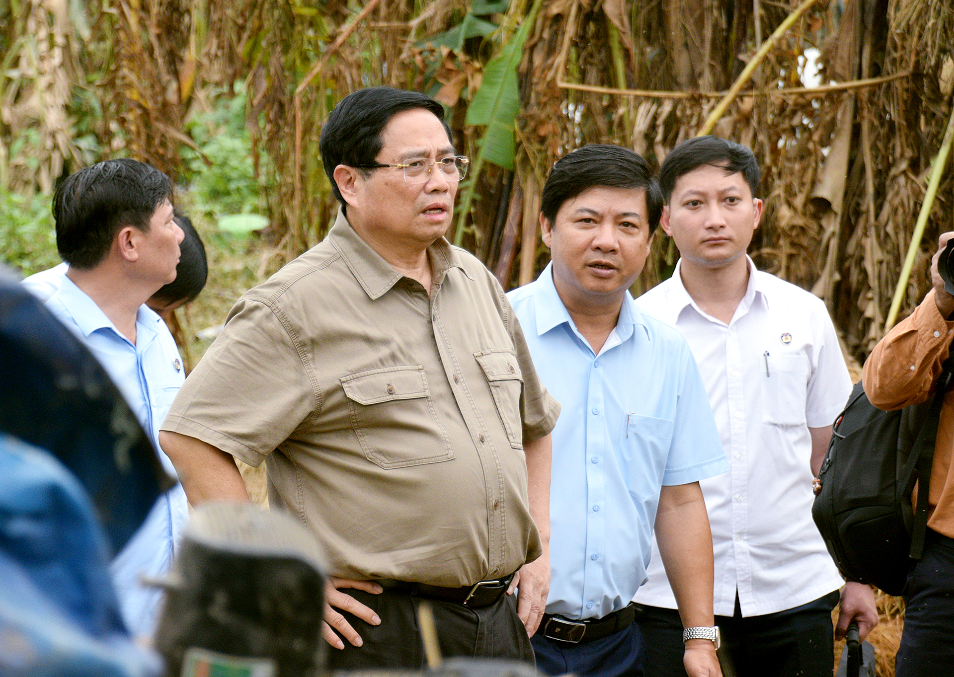 Chiến dịch không tiếng súng: 62 ngày đêm thần tốc xây gần 2.000 ngôi nhà cho dân vùng lũ - Ảnh 2. Chiến dịch không tiếng súng: 62 ngày đêm thần tốc xây gần 2.000 ngôi nhà cho dân vùng lũ - Ảnh 2.