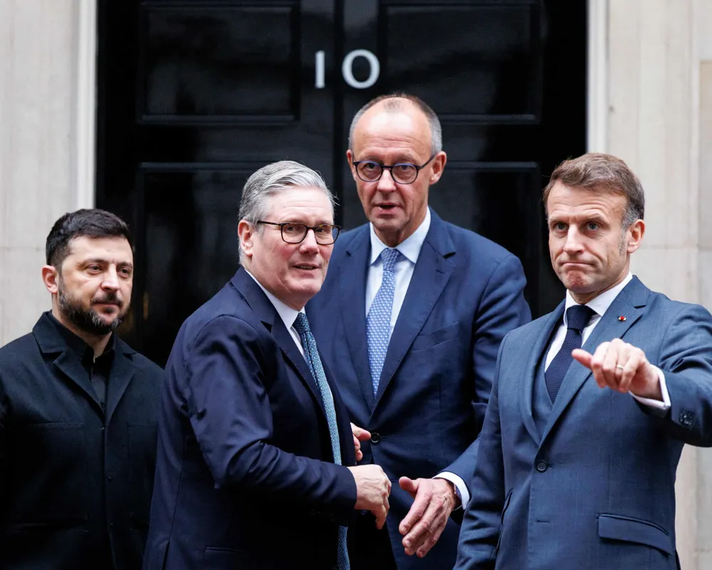 (Từ trái sang) Tổng thống Ukraine Volodymyr Zelensky, Thủ tướng Anh Keir Starmer, Thủ tướng Đức Friedrich Merz và Tổng thống Pháp Emmanuel Macron trong cuộc gặp tại London (Anh) hôm 8-12. Ảnh: Tolga Akmen/EPA 5807.jpg