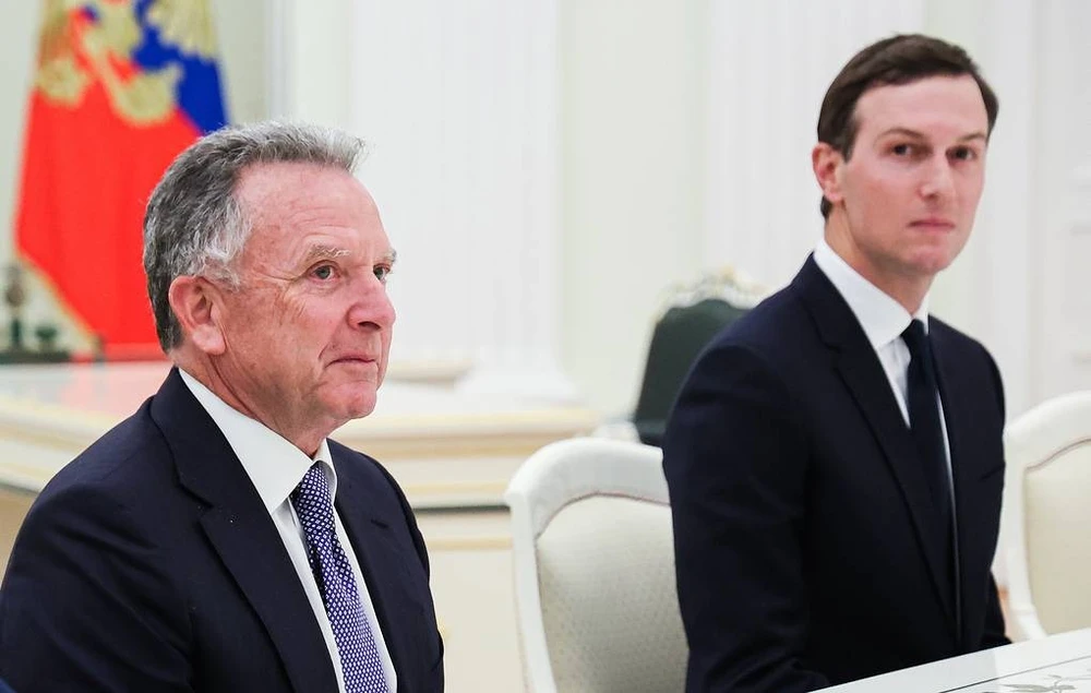 Đặc phái viên Mỹ Steve Witkoff (trái)và con rể của Tổng thống Donald Trump - ông Jared Kushner đến Nga ngày 2-12. Ảnh: TASS Chiến sự Nga - Ukraine 18-12: Ukraine tuyên bố đạt bước tiến lớn gần Pokrovsk; Có tin phái đoàn Mỹ, Nga sắp gặp nhau tại Miami