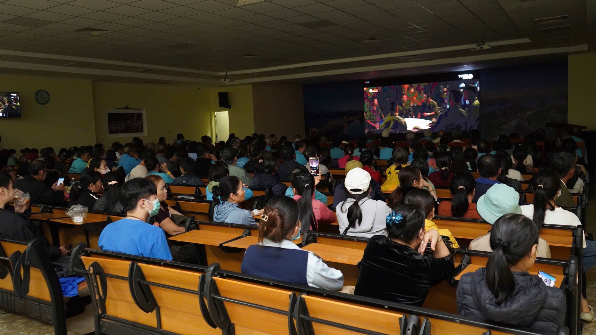 Cựu binh Thành cổ xem phim 'Mưa đỏ' ở bệnh viện, nghẹn ngào nhớ đồng đội- Ảnh 1.