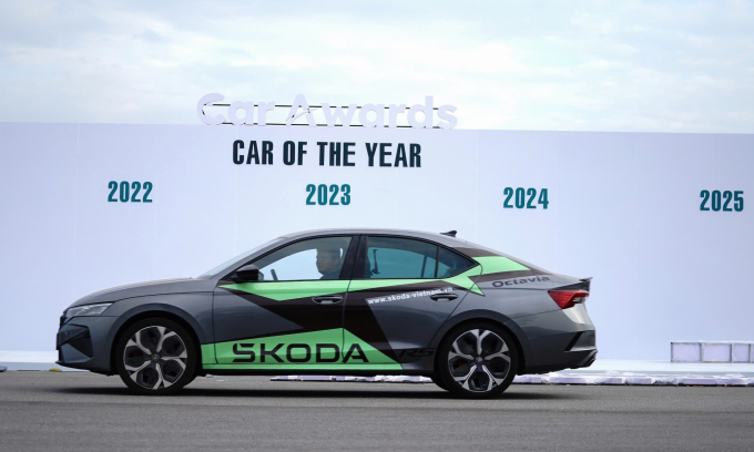 Xe của Skoda - một hãng xe tham gia Vietnam Mobility Show 2025 - chạy qua booth kỷ niệm 5 năm của Car Awards. Ảnh: Thành Nhạn