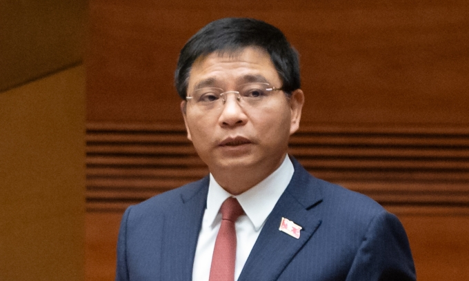 Bộ trưởng Bộ Tài chính Nguyễn Văn Thắng trình dự thảo luật sáng 8/12. Ảnh: Đại biểu Nhân dân