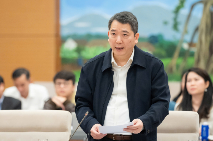 Thứ trưởng Tài chính Cao Anh Tuấn giải trình tại phiên họp Ủy ban Thường vụ Quốc hội, tối 2/12. Ảnh: Media Quốc hội