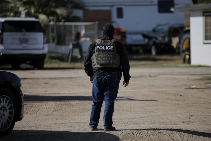 Chính quyền ông Trump dự định cải tạo các nhà kho công nghiệp để giam giữ tới 80.000 người nhập cư - Ảnh 1.