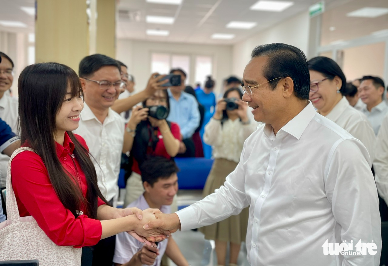 Chính thức ra mắt Trung tâm Phục vụ hành chính công TP.HCM, tiếp nhận cùng lúc 500 - 700 người 1 Chính thức ra mắt Trung tâm Phục vụ hành chính công TP.HCM, tiếp nhận cùng lúc 500 - 700 người - Ảnh 2.