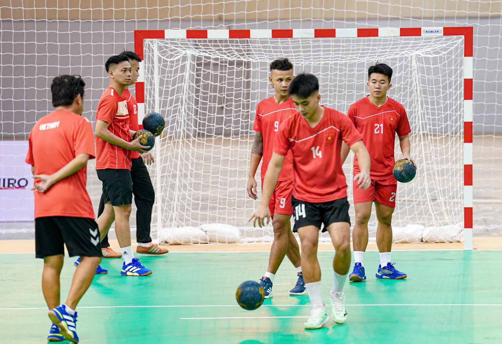 Bóng ném Việt Nam khí thế ngùn ngụt, sẵn sàng đánh bại Philippines: Chờ đại chiến Thái Lan- Ảnh 1. Bóng ném Việt Nam khí thế ngùn ngụt, sẵn sàng đánh bại Philippines: Chờ đại chiến Thái Lan- Ảnh 1.