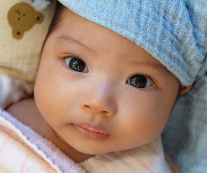 Chồng H'Hen Niê khoe diện mạo mới hậu "phẫu thuật", không còn hình ảnh tự ti khi đứng cạnh vợ hoa hậu 11 Được 3 tháng tuổi, con gái HHen Niê có gương mặt đẹp, đôi mắt đen láy.