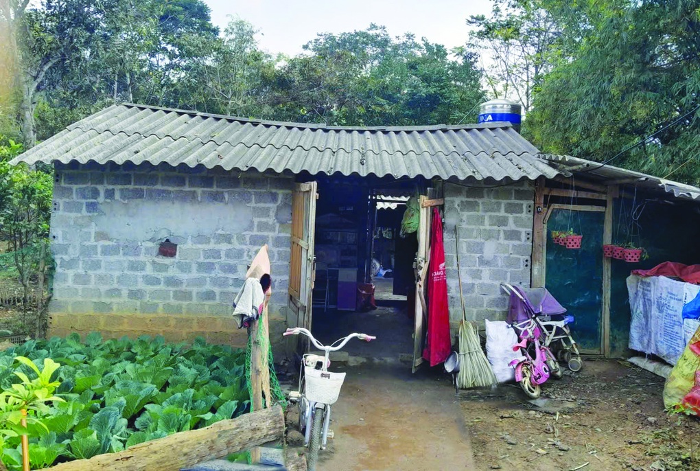 Chồng mất, con khuyết tật nặng, mẹ nghèo vừa ra viện vẫn gắng mưu sinh - 1