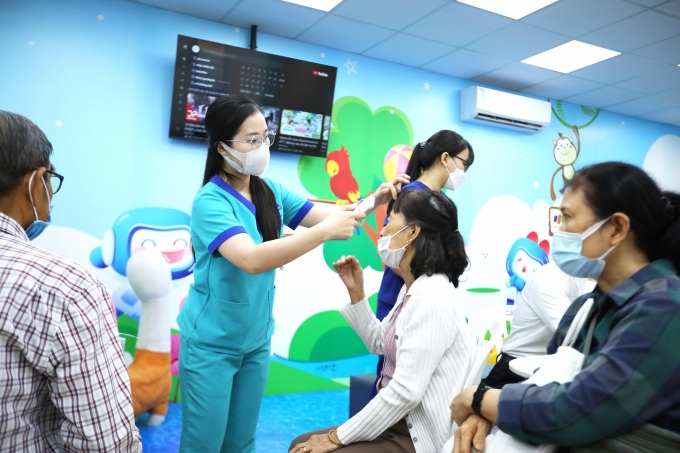 Nhiều người dân chủ động chăm sóc sức khỏe, củng cố hệ miễn dịch trong mùa mưa bão. Ảnh: LC