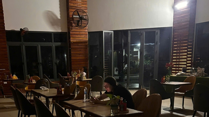 Chủ khách sạn Phú Quốc mở mắt mất 20 triệu đồng mỗi ngày vì sự cố điện 3 Resort ở phường Dương Đông mất điện trong khi máy phát chỉ đủ cấp điện cho khu vực lễ tân và nhà hàng. Ảnh: Hoàng Linh