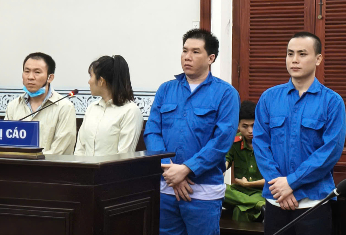 Bị cáo Zhao Xin (ngoài cùng bên trái) và các đồng phạm tại tòa. Ảnh: Bình Nguyên