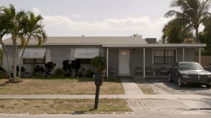 Do nhà Sandy không đủ chỗ đậu ôtô, một phần bánh xe đôi khi sẽ đè lên cỏ, đây là hành vi vi phạm quy định Cảnh quan của thị trấn. Ảnh: Institute for Justice