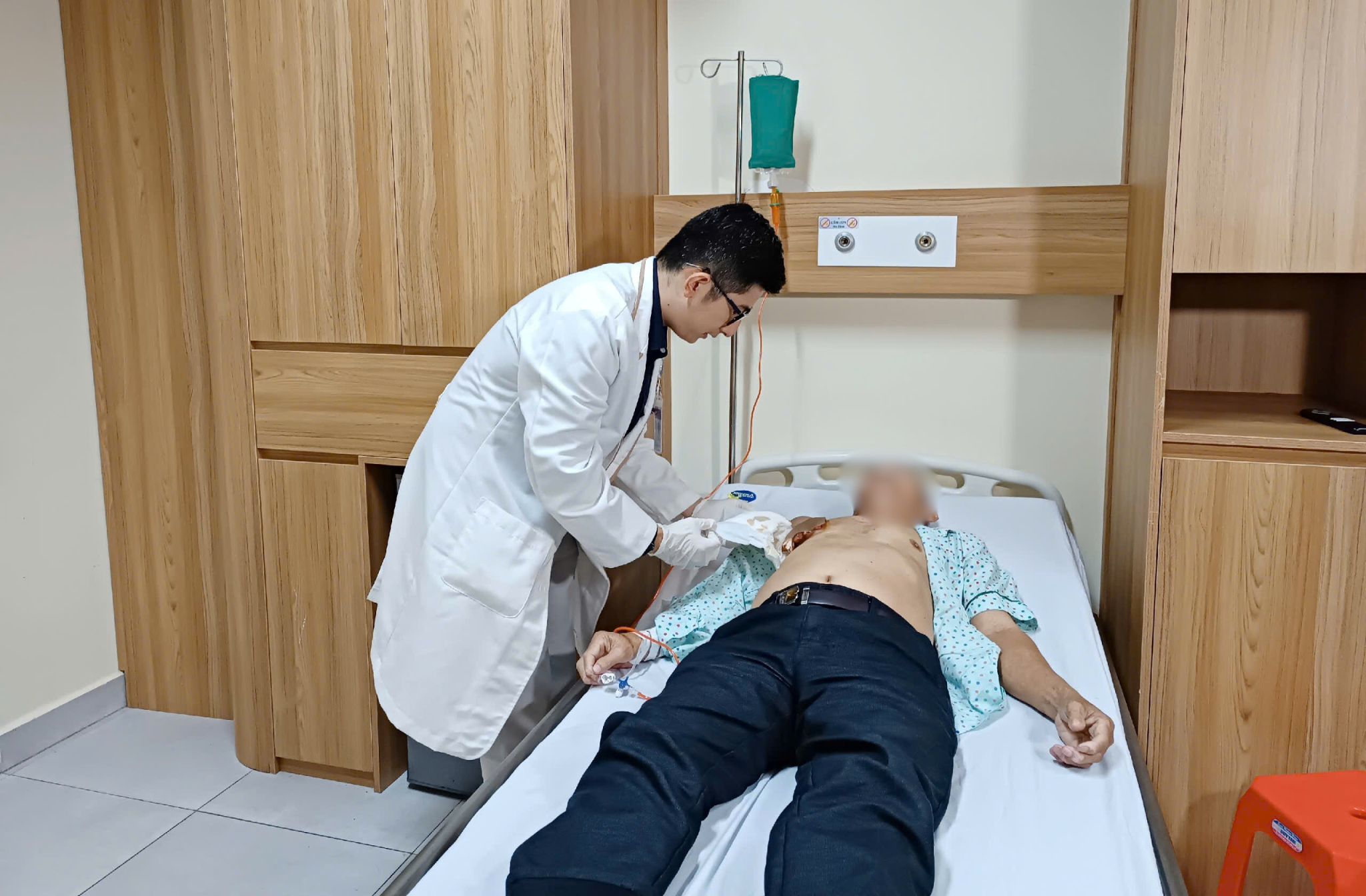 Chủ quan, nhiều nam giới ung thư vú giai đoạn muộn - Ảnh 1.