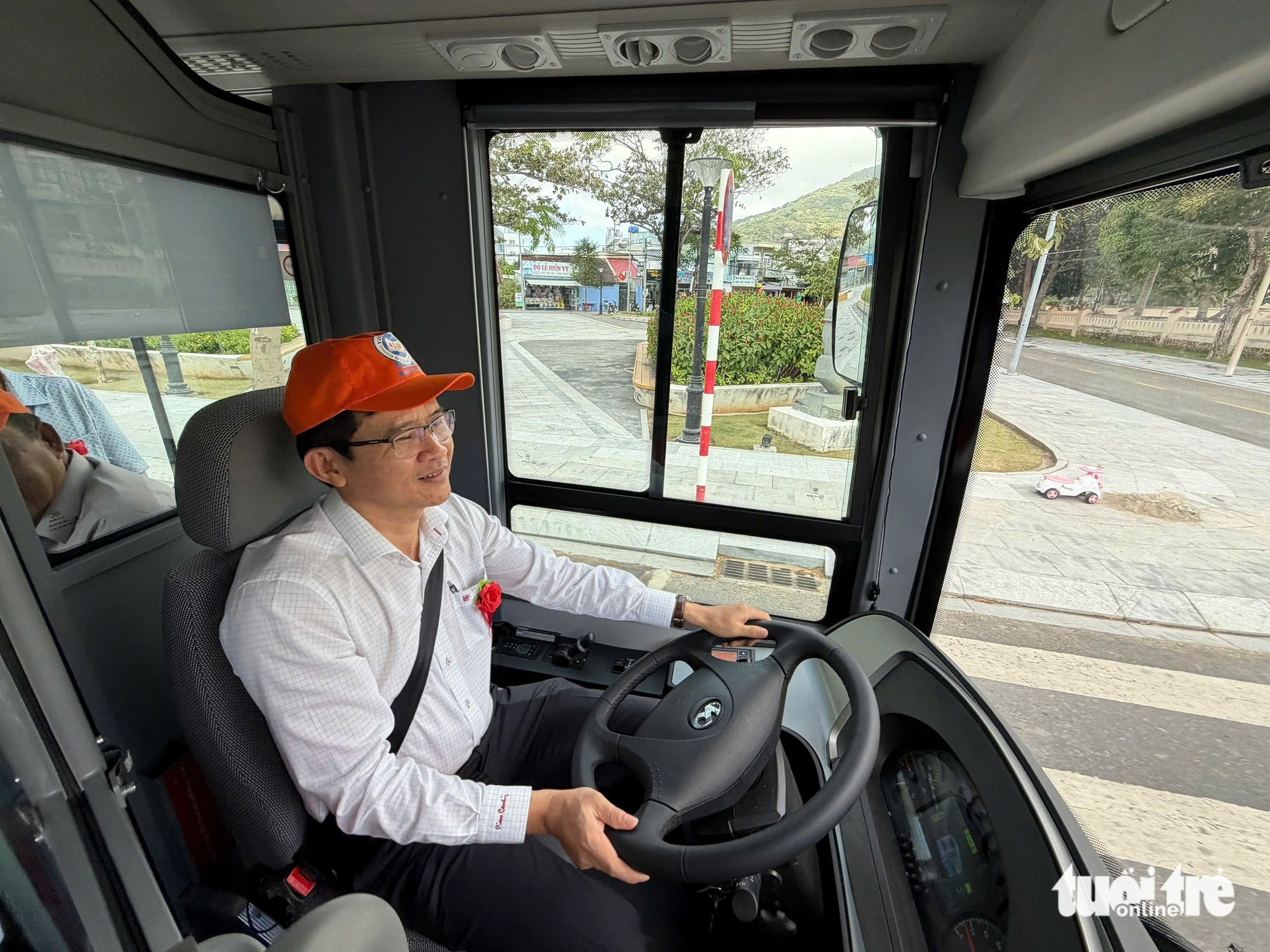 Chủ tịch Côn Đảo cầm lái chở hành khách xe buýt điện đầu tiên tại đặc khu - Ảnh 1.